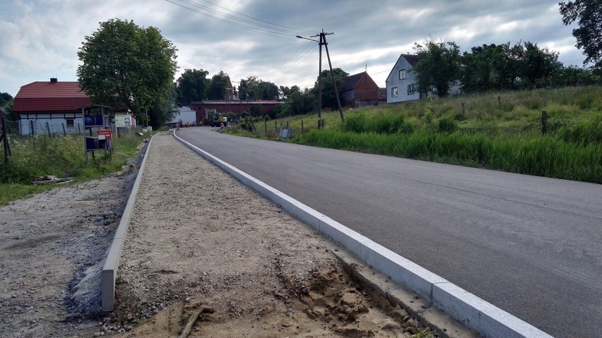 W Krupach w gminie Darłowo trwa remont drogi gminnej....