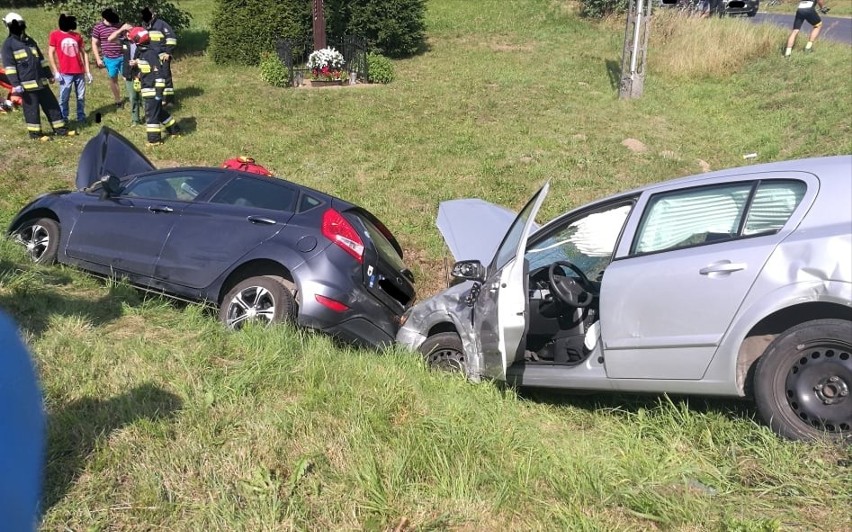 To już czarny punkt. Zderzenie na skrzyżowaniu w Rokitach. Cztery osoby w szpitalu