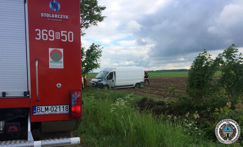 Wypadek na drodze Nowogród - Chojny. Zderzenie dwóch samochodów osobowych i busa [ZDJĘCIA]