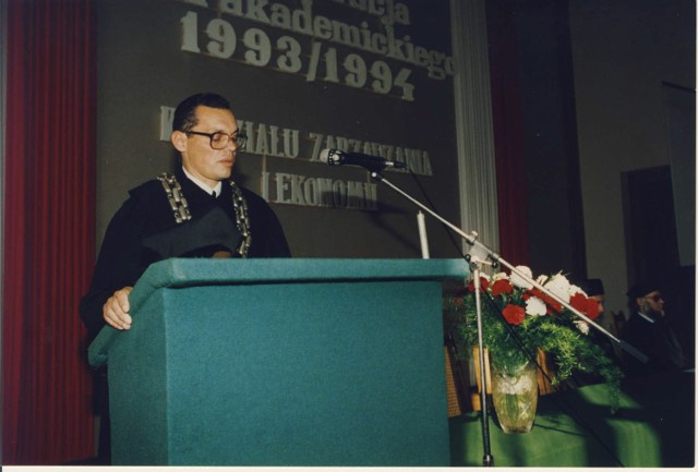 Profesor Piotr Dominiak przemawia podczas pierwszej inauguracji Wydziału Zarządzania i Ekonomii PG. Rok 1993