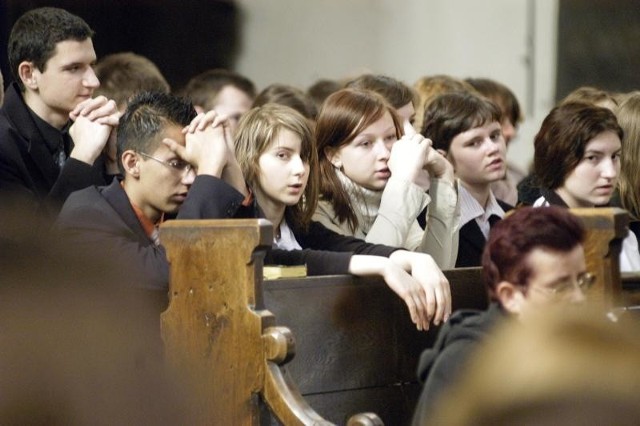 Podczas mszy na twarzach młodych ludzi widać było głęboką zadumę i skupienie.