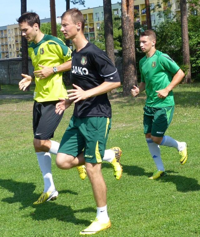 Piłkarze Stali Stalowa Wola (od lewej: Paweł Giel, Mateusz Argasiński, Dawid Pigan) szykują się do walki z Górnikiem Wałbrzych.