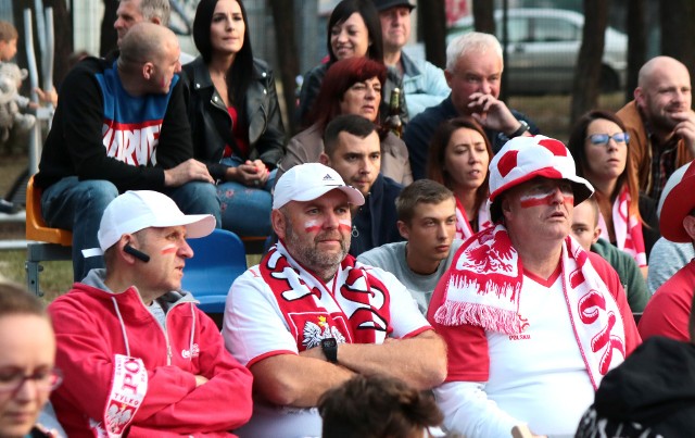 „Mecz o wszystko” przyciągnął  do strefy kibica około 150 grudziądzan. Niektórzy w biało-czerwonych strojach, z gadżetami manifestowali swoje wsparcie dla naszej reprezentacji walczącej z drużyną Kolumbii o szansę na dalszą grę w piłkarskich mistrzostwach.  - Nasi grają zupełnie jak Olimpia: niby biegają, niby próbują, tylko...  nic z tego nie wynika  - po pierwszej połowie meczu komentował jeden z kibiców.