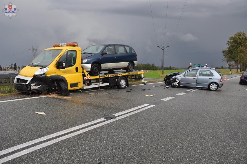 Wyprzedzał kolumnę aut oczekujących na skręt. Uderzył w lawetę