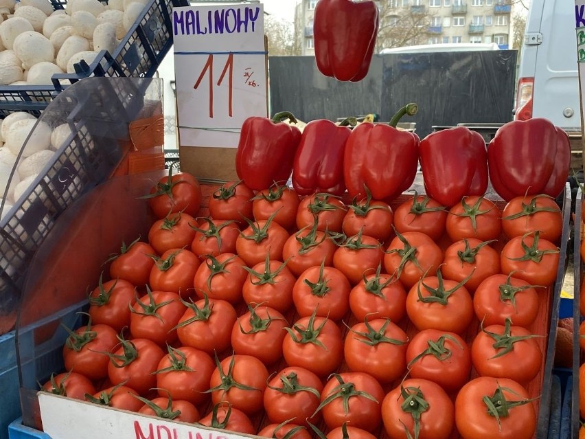 Ceny owoców i warzyw na bazarach w Kielcach we wtorek, 24 stycznia. Ile kosztują pomidory, papryka i mandarynki? Zobacz zdjęcia