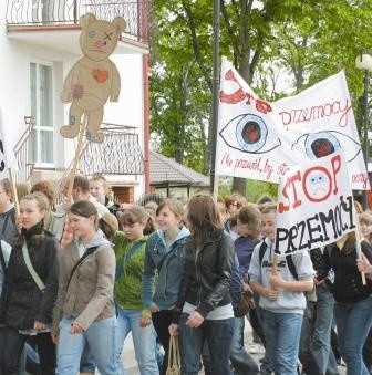 W proteście ulicami Sokółki szła także młodzież gimnazjalna. Z ich kolorowych transparentów krzyczały hasła "stop przemocy".