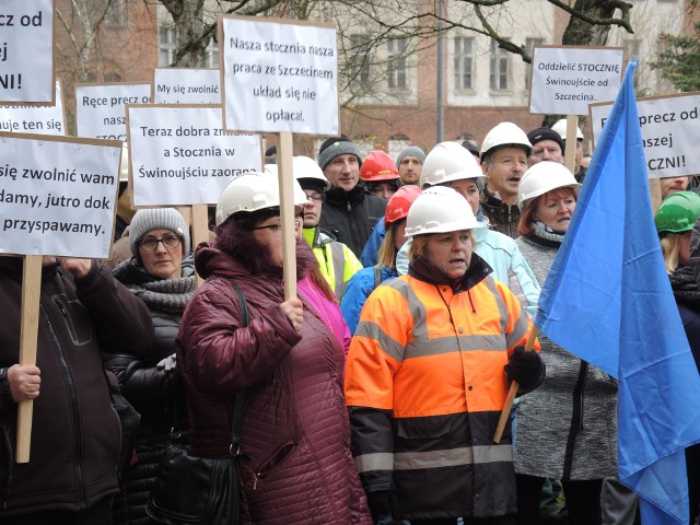 Protest stoczniowców przed Urzędem Miasta Świnoujście
