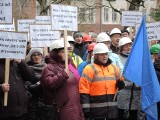 Świnoujście: Stoczniowcy protestują przez Urzędem Miasta. Pracownicy MSR w Świnoujściu chcą rozdzielenia z Gryfią