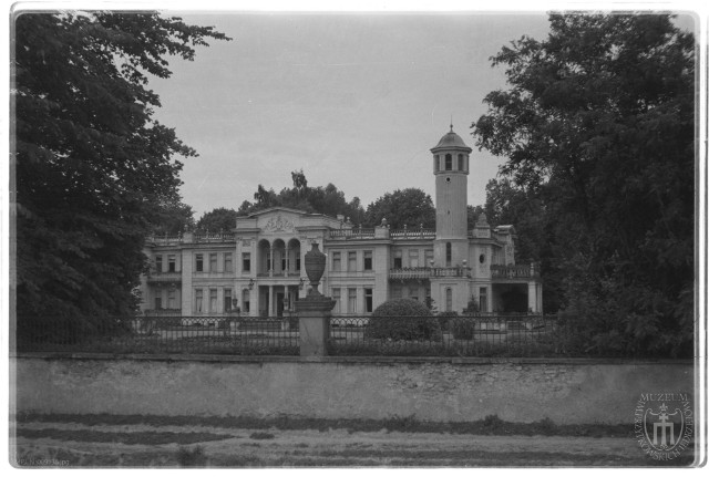 Włostów, pałac Karskich. Widok ogólny od strony frontowej. Czerwiec 1934.