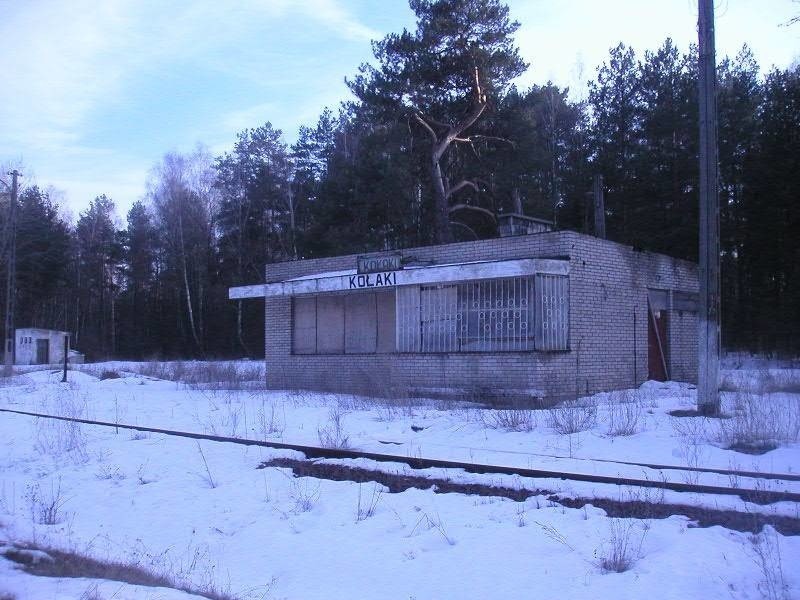 Stacja Kołaki nie funkcjonuje na skutek zawieszenia w 2000...