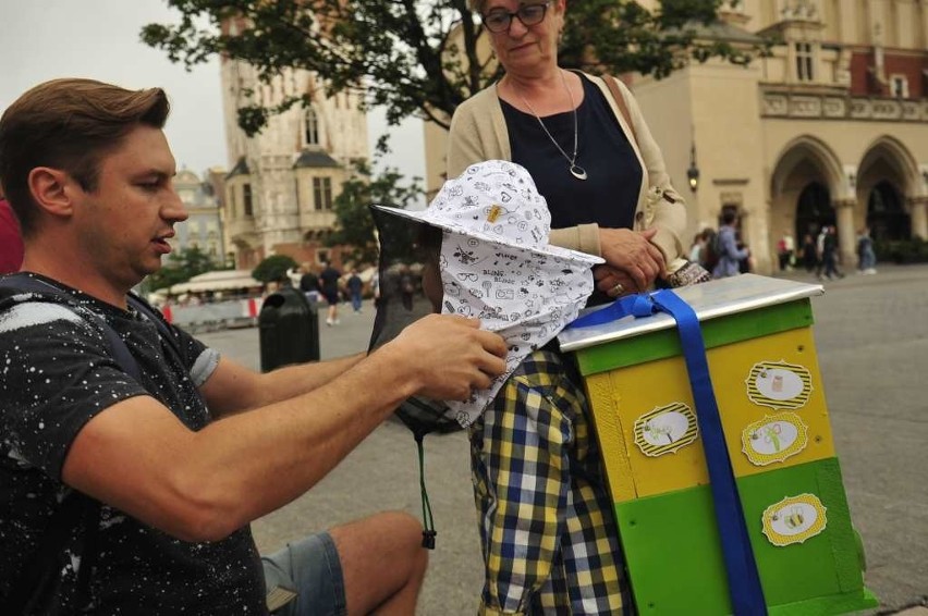 Miodobranie i Parada Pszczół. Kraków widział już wiele, ale takiej parady jeszcze nie było... [ZDJĘCIA]