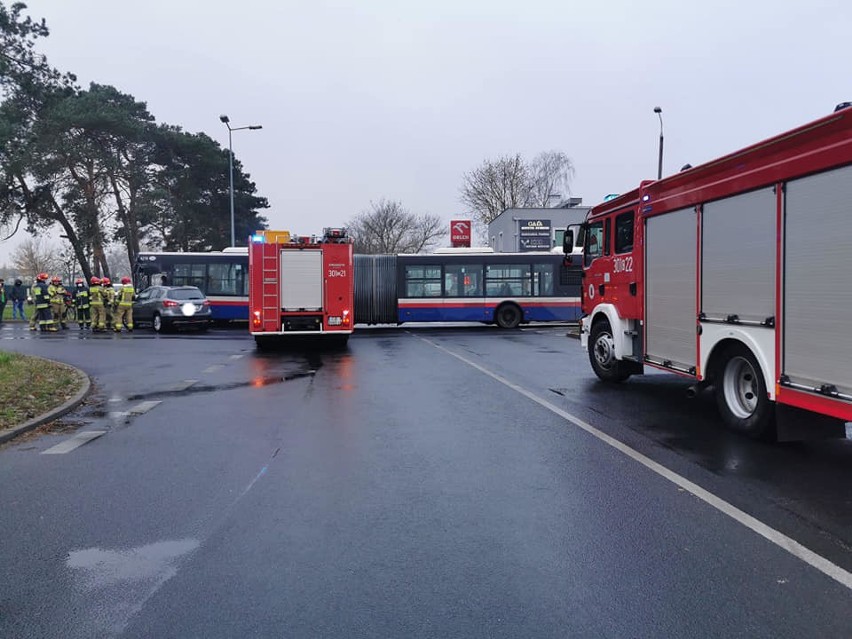 Zderzenie autobusu i auta osobowego na skrzyżowaniu ulic...