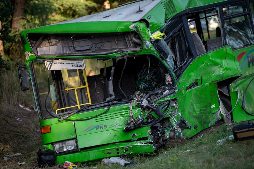 Wszystkie osoby podróżujące autobusem w mniejszym lub...