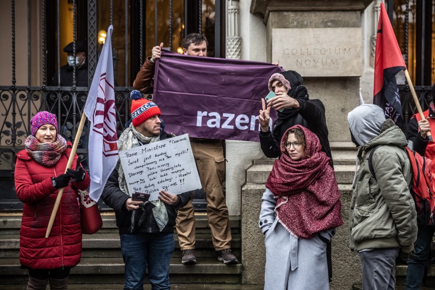 Kraków. Protest pod UJ. Żądają podwyżek dla pracowników szkolnictwa wyższego i nauki: "Mówimy dość!" [ZDJĘCIA]