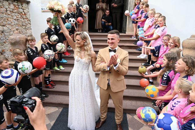 W sobotę w kościele świętego Karola Boromeusza na Karczówce w Kielcach Kamil Mech poślubił Kornelię. Na tym wydarzeniu nie zabrakło sportowców - piłkarzy i szczypiornistek.