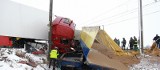 Pociąg staranował tira na niestrzeżonym przejeździe. Lokomotywa i dwa tiry zniszczone. (zdjęcia i wideo)
