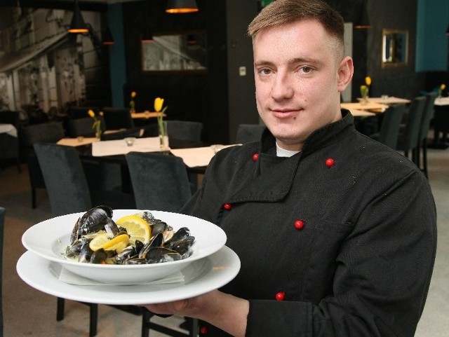 Paweł Stępień, szef kuchni Strauss Bistro Cafe w Kielcach zaprasza na nowość w menu, czyli mule po normandzku.