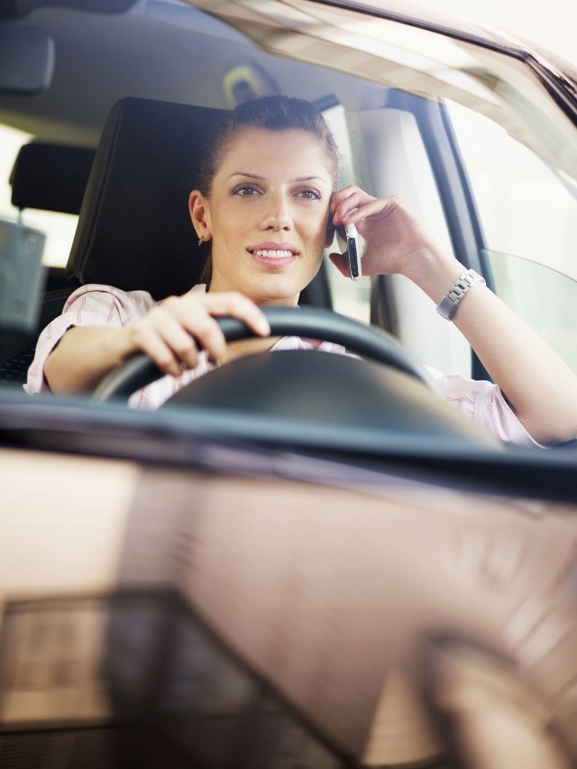 Korzystanie podczas jazdy z telefonu (wymagające trzymania słuchawki lub mikrofonu w ręku przez kierującego pojazdem) może kosztować 200 zł.