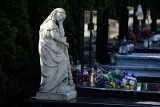 Polacy coraz częściej decydują się na ubezpieczenie nagrobków. Ile kosztuje ochrona pomnika na cmentarzu? To koniecznie musi zawierać polisa
