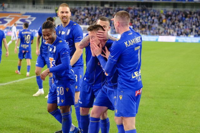 Lech Poznań męczył się w pierwszej połowie, ale po przerwie pokazał to, z czego znamy poznańską lokomotywę w tym sezonie. Ważną i pierwszą bramkę w Lechu zdobył Radosław Murawski. Zobaczcie zdjęcia z meczu z Wisłą Płock ---->