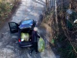 Oko kamery monitoringu miejskiego w Połczynie-Zdroju wychwyciło kierowców podrzucających śmieci