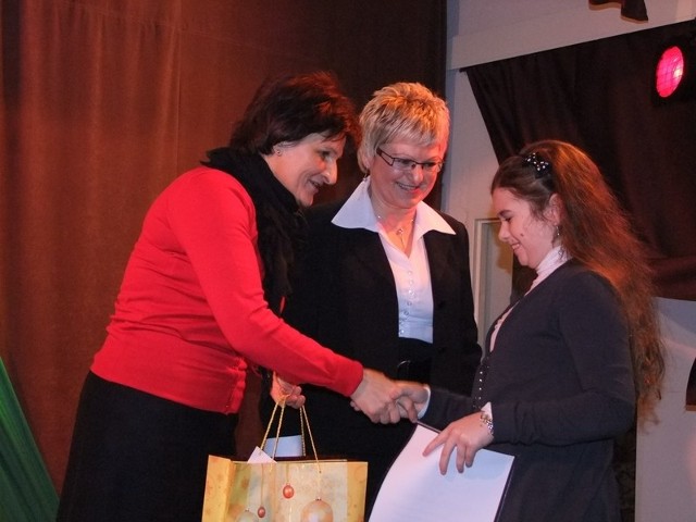 Nagrody niepełnosprawnym dzieciom wręczały Irena Michałek dyrektor MGOPS w Iłży i pani Grażyna Ciechonska z Powiatowego Centrum Pomocy Rodzinie w Radomiu.