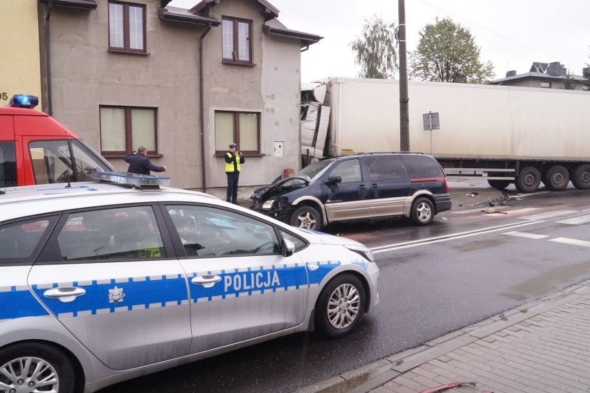 Groźny wypadek w Koziegłowach. Ciężarówka uderzyła w dom jednorodzinny [ZDJĘCIA]