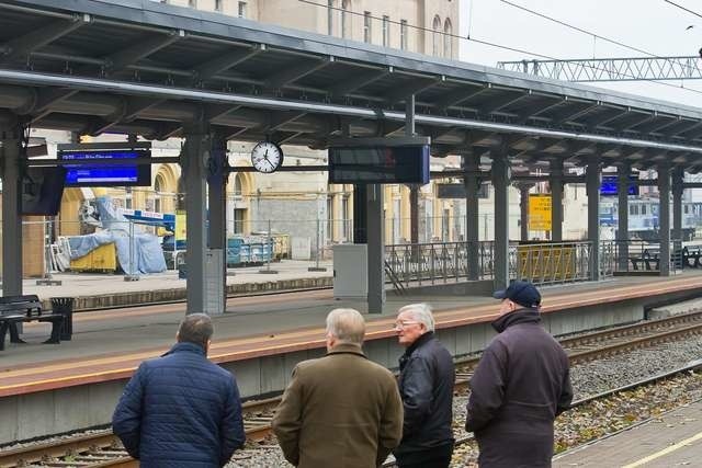 Stary peron przeszedł do historii. Z otwarciem nowego, po kapitalnym remoncie, zaczyna się nowa era w życiu bydgoskiego dworca kolejowego. Oby bez reklamacji i poprawek