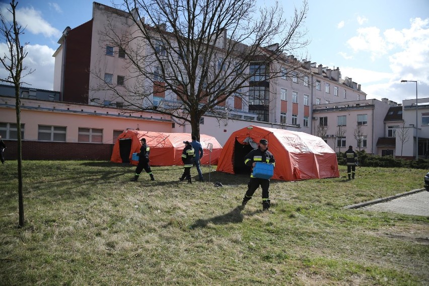 Namioty do segregacji pacjentów stanęły przy szpitalu przy Koszarowej