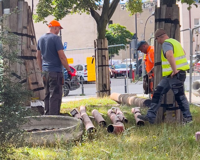 Remont placu Komuny Paryskiej zaczął się od robót instalacyjnych.