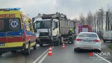 Groźny wypadek na DW 977 w Tuchowie. Przy skrzyżowaniu z drogą na Burzyn ciężarówka zderzyła się z samochodem osobowym. Ucierpiał też pieszy