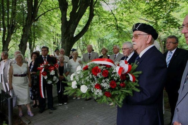 Złożenie wieńców pod pomnikiem AK w Kołobrzegu.