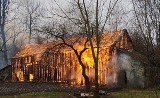 W Nakle w powiecie częstochowskim spłonęła stodoła. Na szczęście nikt nie ucierpiał podczas pożaru. Strażacy walczyli z żywiołem