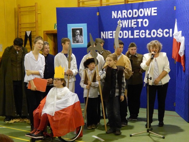 W przygotowanie uroczystego przedstawienia zaangażowali się uczniowie podstawówki i gimnazjum z Zespołu Szkół Specjalnych nr 21 w Opolu.