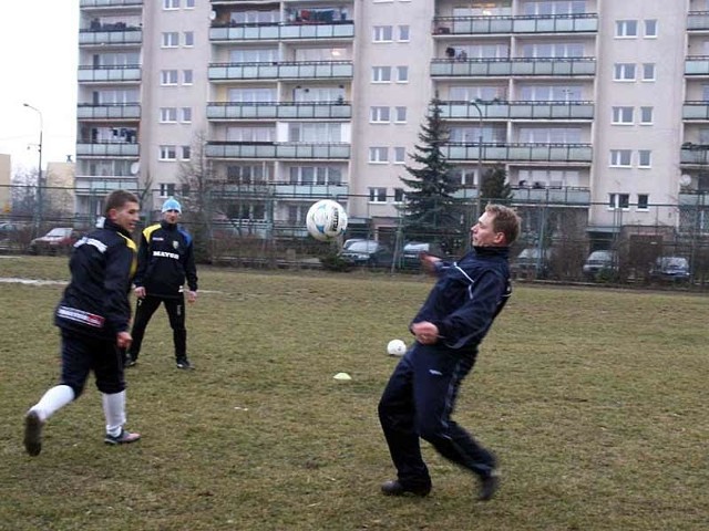 Stal Sanok trenuje przed meczem z Legią WarszawaPilkarze Stali Sanok trenowali w Piasecznie przed wtorkowym meczem z Legią Warszawa.