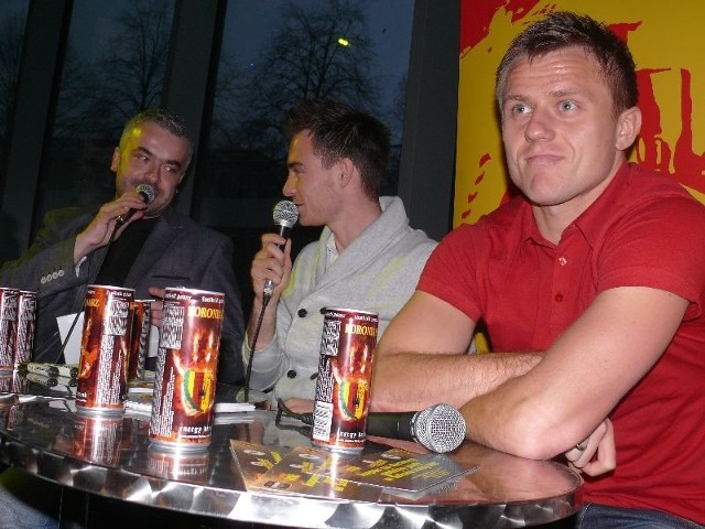 Kilkadziesiąt osób uczestniczyło w spotkaniu z piłkarzami Korony - Michałem Janotą i Tomaszem Lisowskim. Prowadził je Paweł Jańczyk (z lewej). 