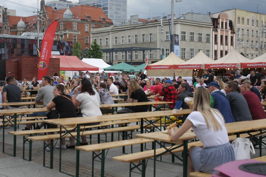 Kilkuset kibiców przyszło w sobotę do Strefy Kibica w...