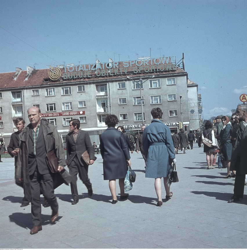 Rynek. Widoczna kamienica z neonem "Totalizator Sportowy...