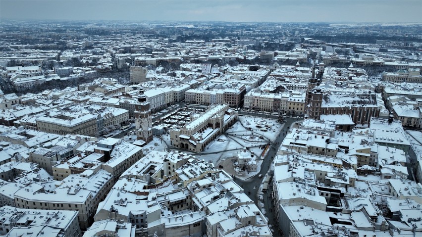 Serca Krakowa w zimowej aurze. Wawel w śniegu wygląda chłodno i dostojnie ZDJECIA