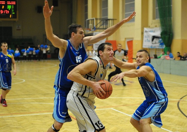 Artur Mikołajko (z piłką) dla drużynie Gimbaskets 2 zwycięstwo nad liderem ligi.