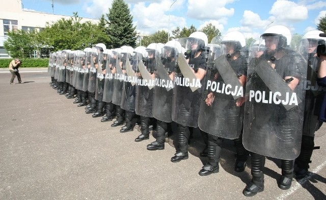 Policjanci zaatakowali kibiców Hutnika Warszawa wracających z meczu