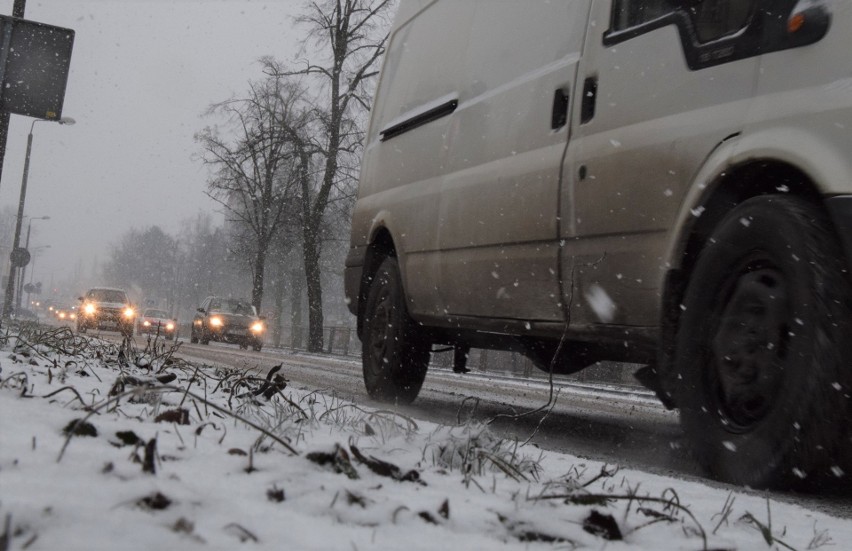 Zima wreszcie zawitała do Inowrocławia. Od rana w mieście...