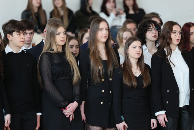 Tak odświętnie na zakończeniu roku prezentowali się maturzyści z VI Liceum Ogólnokształcącego imienia Juliusza Słowackiego w Kielcach.