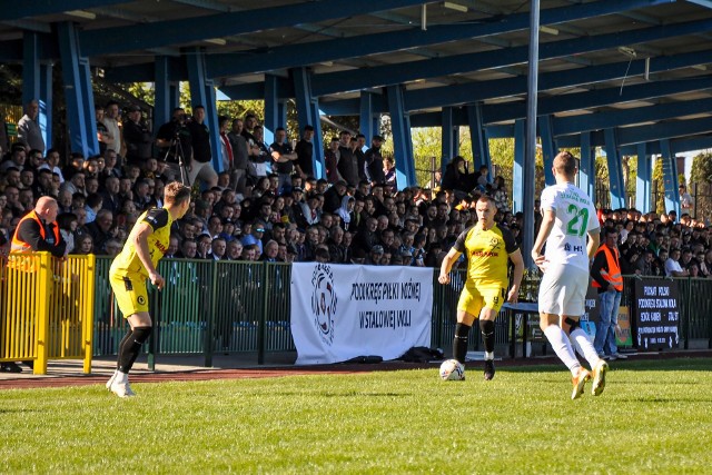 Sokół Kamień (na żółto) udowodnił wszystkim, że zasługuje na grę w 4 lidze.