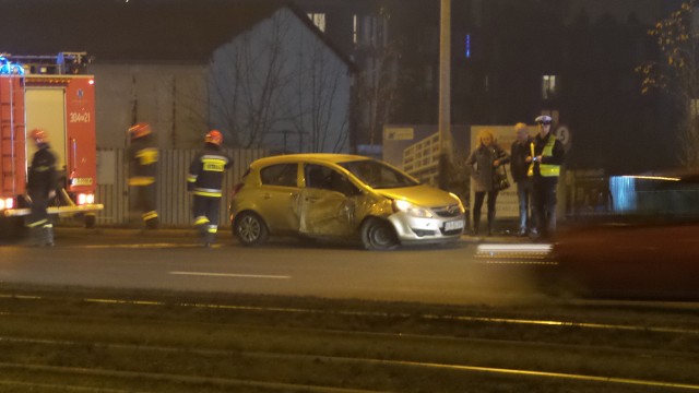 Kolizja samochodu osobowego z tramwajem za mostem Kotlarskim