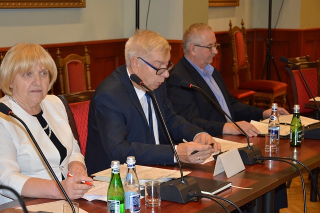 Radni Halina Majeryk, Zbigniew Żychowski i Aleksander Słowikowski byli w grupie 12 radnych, który zagłosowali za podniesieniem stawek opłat od nieruchomości