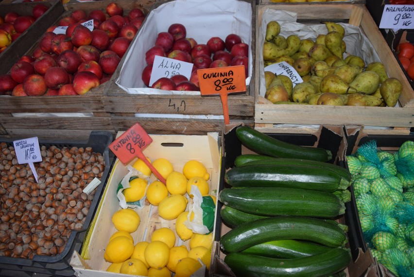 Ile kosztują jabłka, kapusta, pomidory, cukinia, orzechy? Sprawdzamy ceny warzyw i owoców na targowiskach