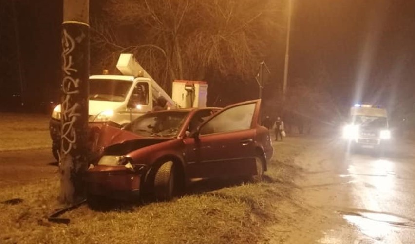 Wypadek na Retkini. Samochód osobowy uderzył w latarnię ZDJĘCIA