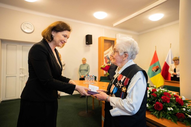 Wojewoda Podkarpacka Ewa Leniart wręcza Marii Rehorowskiej Medal Stulecia Odzyskania Niepodległości