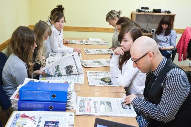 Uczennice gimnazjum razem z dziennikarzami "Głosu" planują sobotnie wydanie gazety.